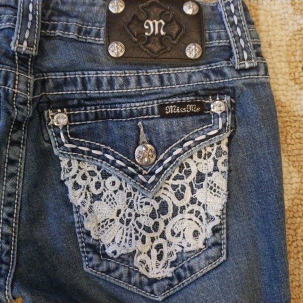 Sz. 26 Miss Me Jeans w/ lace pocket detail